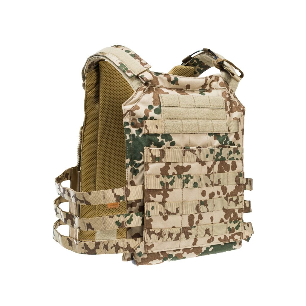 lindnerhof-lt025_v_a2-platecarrier-3flecktarn-hero